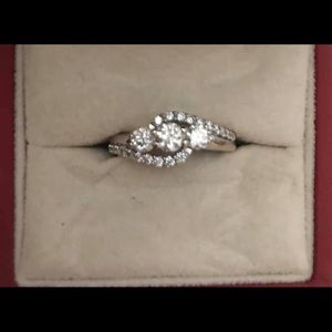 Diamond 3-stone 14kt white gold engagement ring